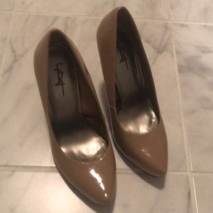 Nude pumps